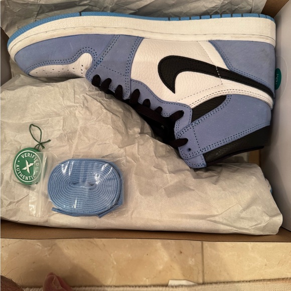 Jordan  Retro High OG University Blue - Picture 9 of 15